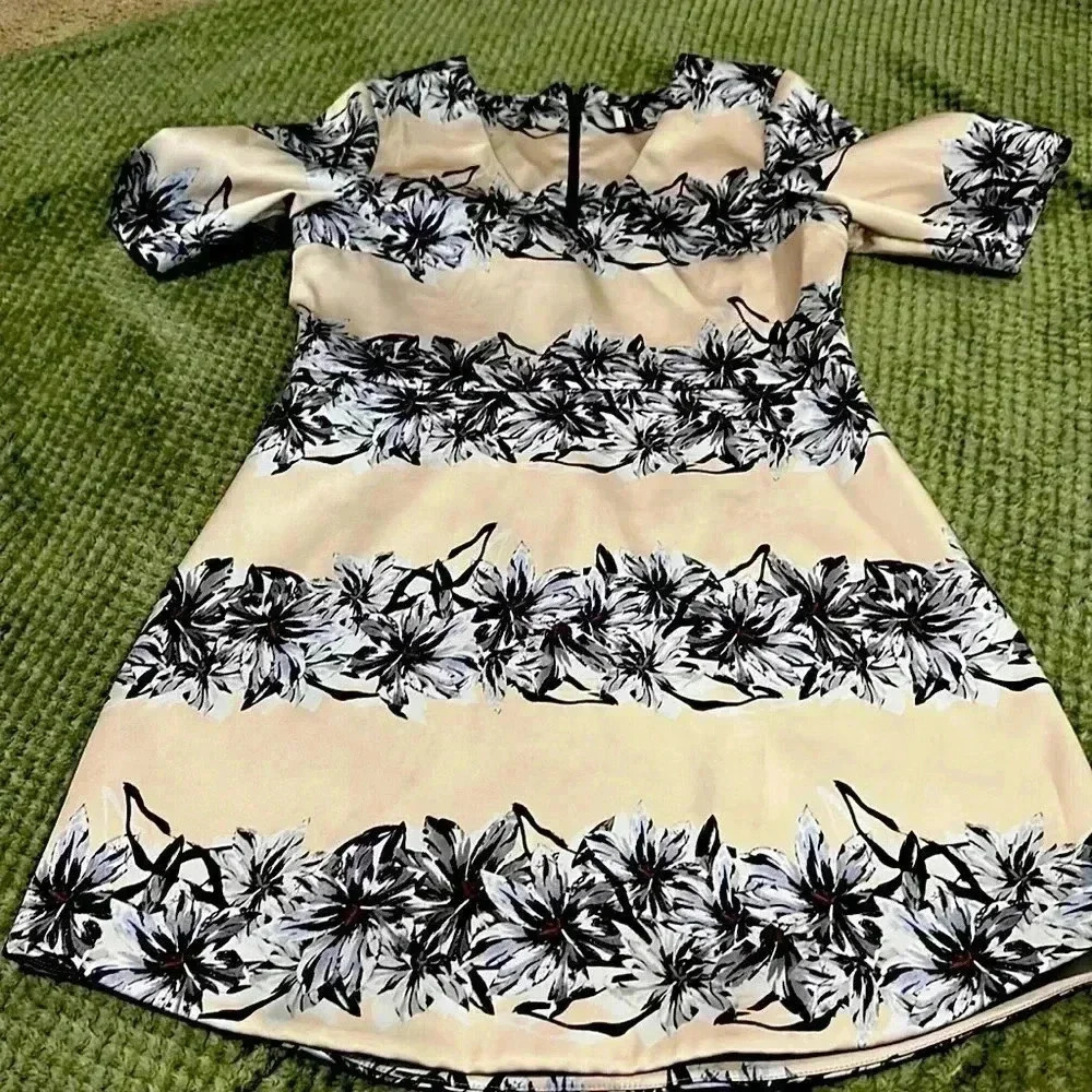 TopShop floral polyester dress. Size 8 plunging neckline